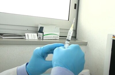 Проведение кодирования Вивитролом в Змеиногорске Шприц с Вивитролом в руках у врача